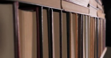 Büyük bir kitapçıdaki raflarda birçok kitap düzenlendi.