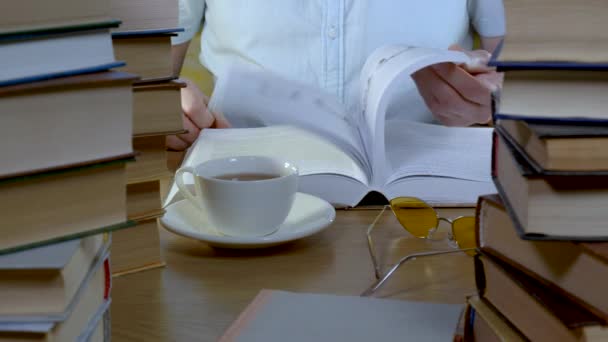 Man hand bläddra igenom sidorna i en bok, närbild — Stockvideo