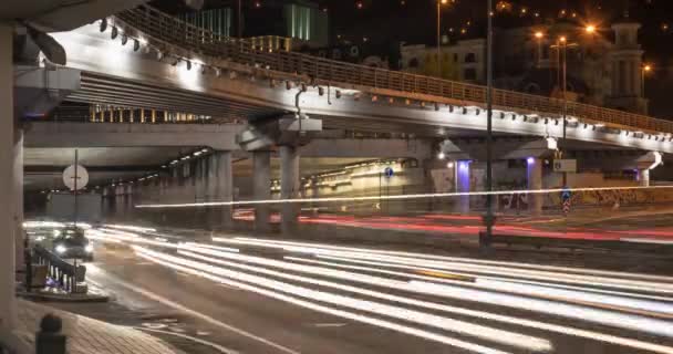 Verkehr in der Stadt in der Nacht — Stockvideo