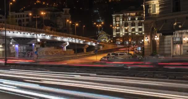 Tráfico en la ciudad por la noche — Vídeos de Stock