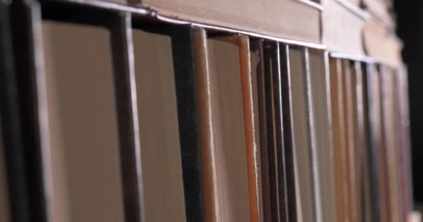 Muchos libros organizados en estanterías en una gran librería — Vídeos de Stock