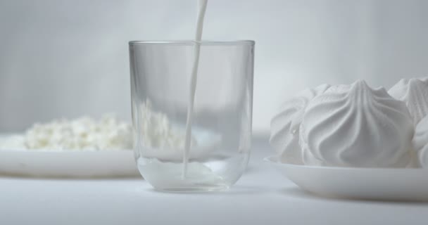Vaso de llenado con leche de cerca — Vídeos de Stock