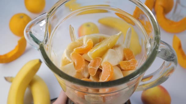 Frucht-Smoothie im Mixer gemischt — Stockvideo