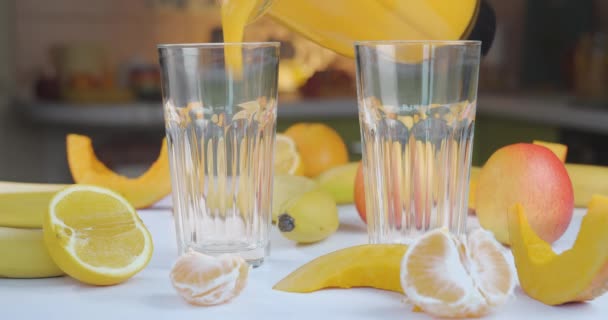Versare frullato di frutta appena spremuto organico nel bicchiere — Video Stock