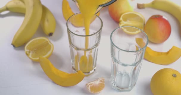 Verser du smoothie aux fruits fraîchement pressé biologique dans le verre — Video