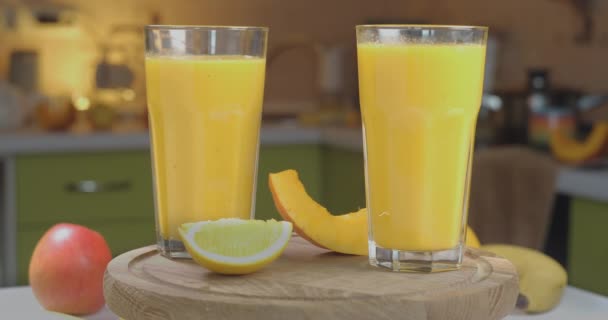 Organiczny świeżo wyciskany koktajl owocowy do szklanki — Wideo stockowe