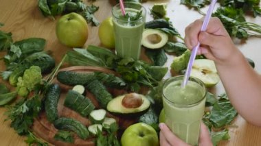 Taze sıkılmış organik sebze ve meyve suyu bardağa.