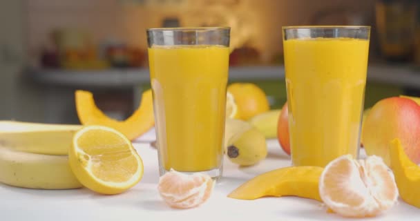有机新鲜压榨水果在玻璃杯中的平滑度 — 图库视频影像