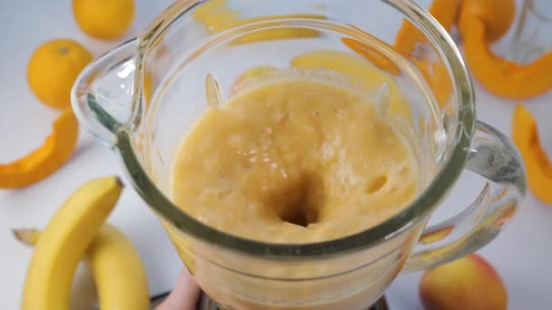 混合在搅拌机中的水果冰沙 — 图库视频影像