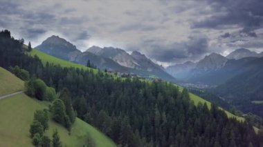 İtalya 'daki Dolomitler' deki küçük bir dağ köyünün üzerinden uç.