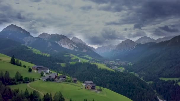 Volar sobre un pequeño pueblo de montaña en los Dolomitas en Italia — Vídeo de stock