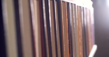 Büyük bir kitapçıdaki raflarda birçok kitap düzenlendi.