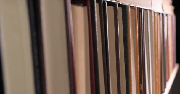 Viele Bücher in Regalen einer großen Buchhandlung — Stockvideo