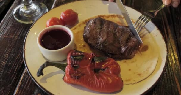 Šťavnatý čerstvě grilovaný steak přímo z mřížky krájený nožem — Stock video