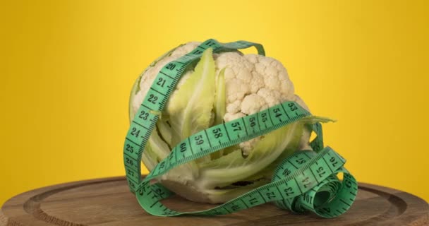 The Cauliflower and measurement tape — 图库视频影像