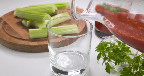 Verter jugo de tomate orgánico recién exprimido en un vaso — Vídeos de Stock