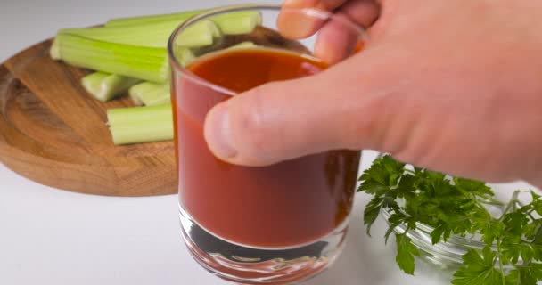 Szklanki soku pomidorowego na stole — Wideo stockowe
