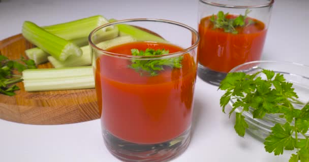 Vasos de jugo de tomate en la mesa — Vídeos de Stock