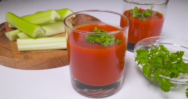 Gläser Tomatensaft auf dem Tisch — Stockvideo