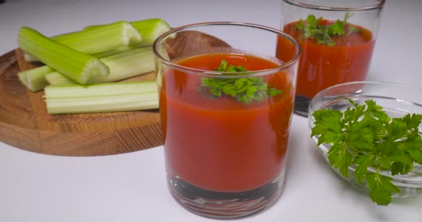 Vasos de jugo de tomate en la mesa — Vídeo de stock