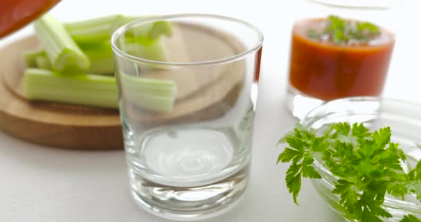 Verser du jus de tomate bio fraîchement pressé dans un verre — Video
