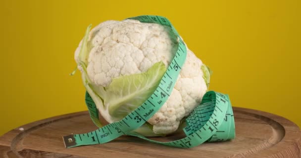 The Cabbage and measurement tape — Stock Video