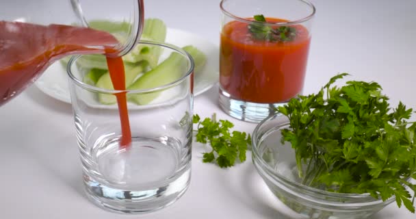 Bardağa taze sıkılmış organik domates suyu döküyorum. — Stok video