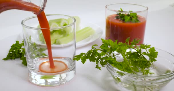 有機絞りたてのトマトジュースをグラスに入れる — ストック動画