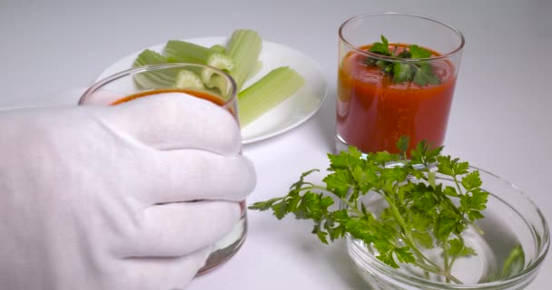 Vasos de jugo de tomate en la mesa — Vídeos de Stock