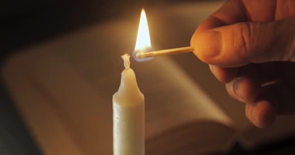 Zapalenie świeczki — Wideo stockowe