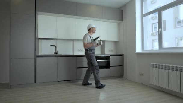 Travailleur joyeux dans un nouvel appartement — Video