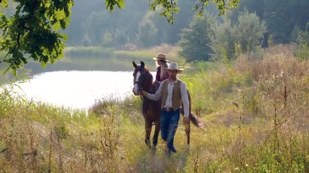 Ковбой і його дочка верхи на коні — стокове відео