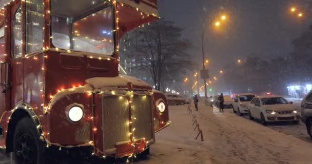 Rode bus dubbeldekker en zware sneeuwval op kerstavond — Stockvideo