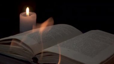 kitap yanıyor