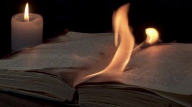 kitap yanıyor