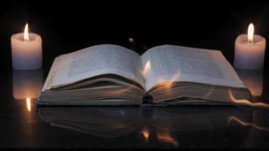 Açık bir kitap yanıyor.