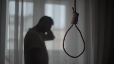 İntihar etmeyi düşünen bunalımlı bir adam.