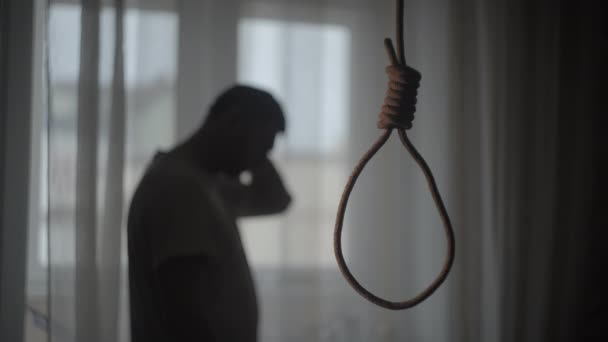 Pria depresi memikirkan bunuh diri. — Stok Video
