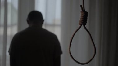 İntihar etmeyi düşünen bunalımlı bir adam.