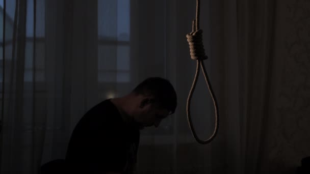 Uomo depresso che pensa al suicidio — Video Stock