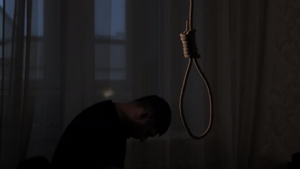 Depressiver Mann erwägt Selbstmord — Stockvideo