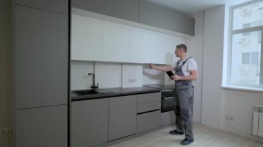 İnşaatçı mutfak mobilyası inşaatının kalitesini kontrol eder