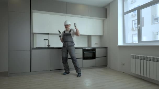 Trabajador alegre en un apartamento nuevo — Vídeo de stock