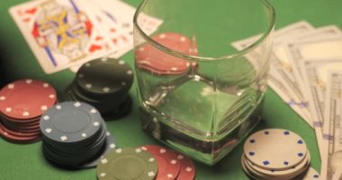 Viski bardağa dökülür..