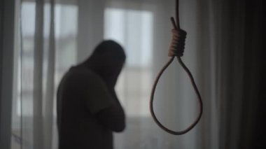 İntihar etmeyi düşünen bunalımlı bir adam.