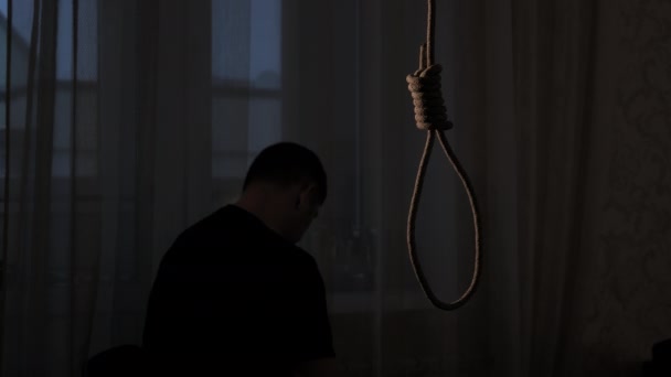 Homme déprimé songeant au suicide — Video