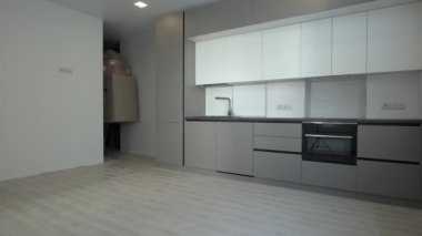 Profesyonel bir işçi yeni bir daireye kutu getirir.
