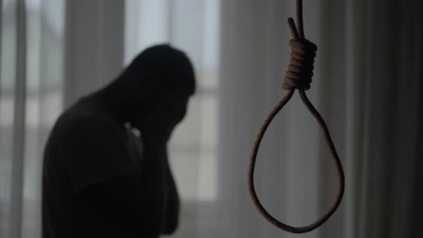 Uomo depresso che pensa al suicidio — Video Stock