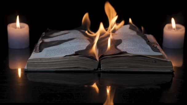 En öppen bok brinner — Stockvideo
