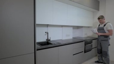 İnşaatçı mutfak mobilyası inşaatının kalitesini kontrol eder